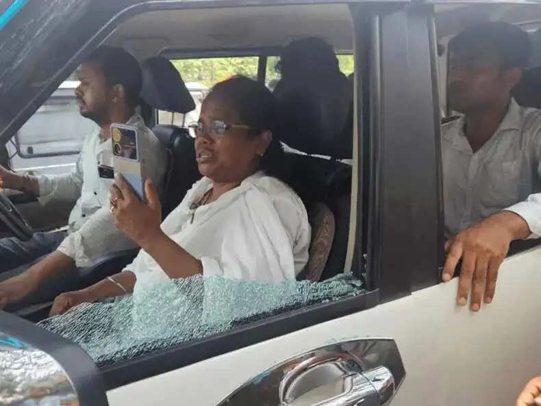 पश्चिम बंगाल चुनाव में टीएमसी सांसद की कार पर हमला