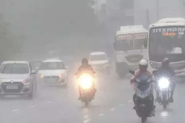 दिल्ली-एनसीआर में भारी बारिश से बाढ़ जैसे हालात, कई मौतें