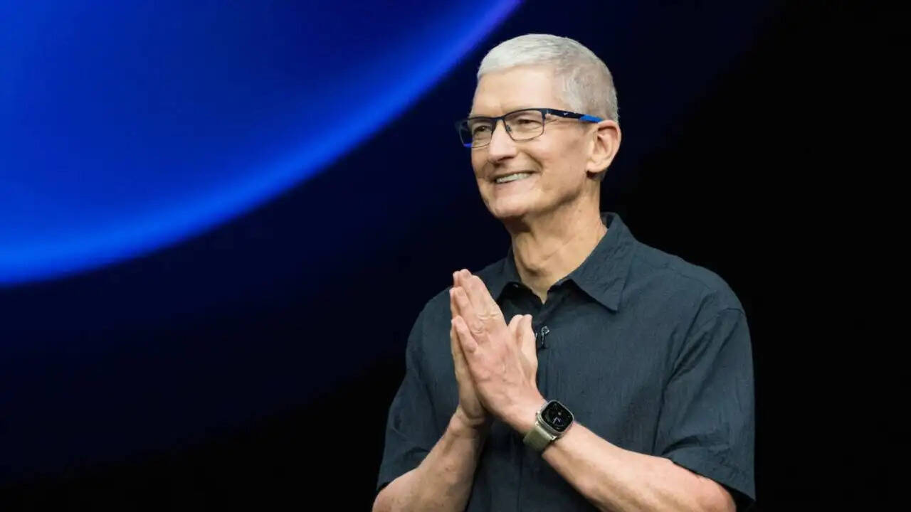 Apple में बड़ा बदलाव: Tim Cook ने CEO पद से हटने की घोषणा की
