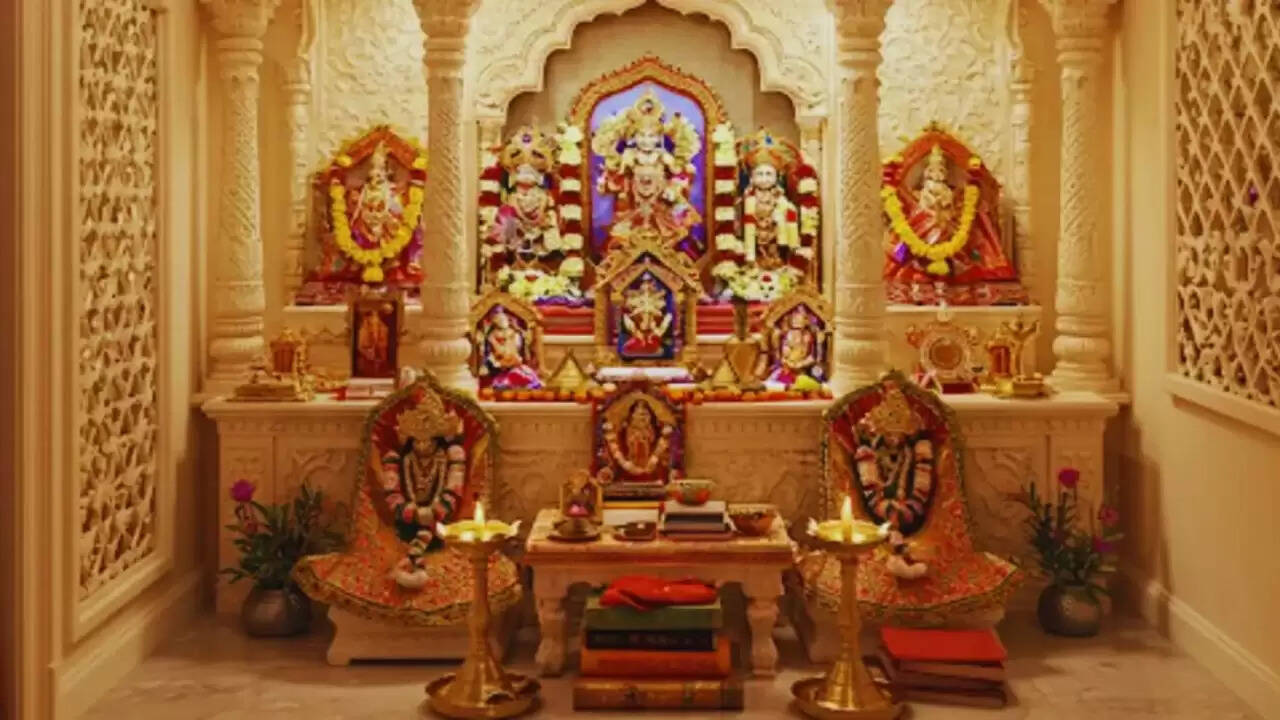 क्या आपके मंदिर के पास हैं ये 5 वस्तुएं? जानें क्यों हैं ये वर्जित