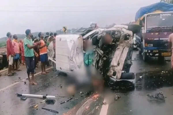 उत्तर प्रदेश में ट्रेलर और बोलेरो की टक्कर में 9 लोगों की मौत