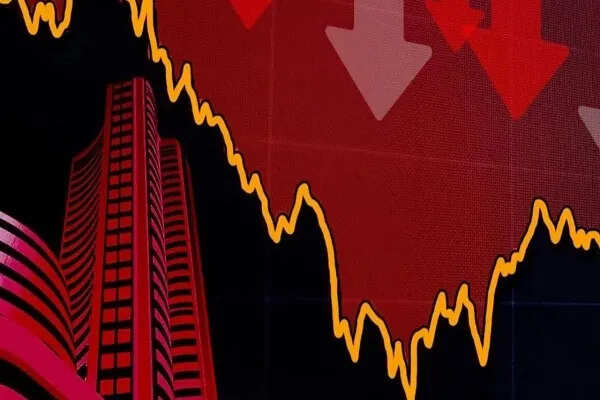 भारतीय शेयर बाजार पर अमेरिकी टैरिफ का प्रभाव: सेंसेक्स में 800 अंकों की गिरावट