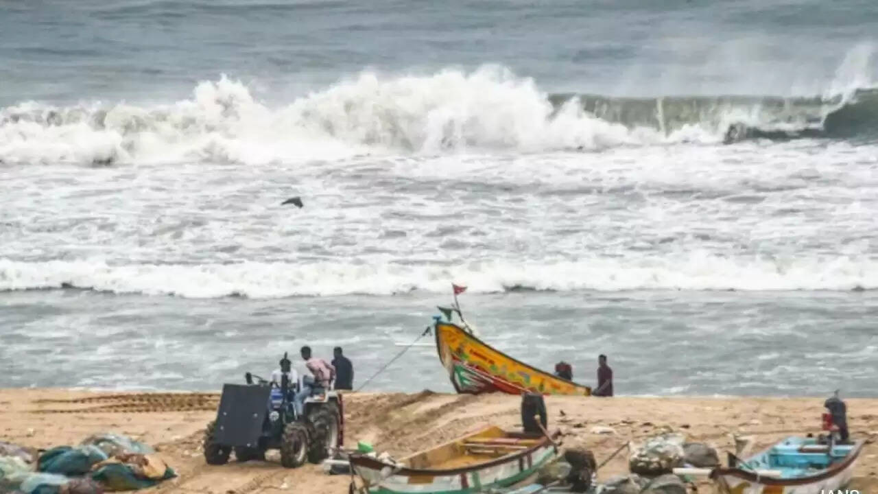 चक्रवात 'मोंथा' का आंध्र प्रदेश पर असर: भारी बारिश और कर्फ्यू की स्थिति