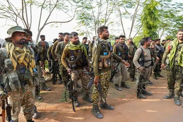 छत्तीसगढ़ में 12 नक्सलियों का आत्मसमर्पण, 5 महिलाएं शामिल