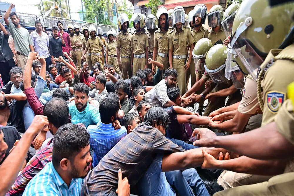 भारत में बढ़ती प्रतिस्पर्धा: एक अघोषित गृहयुद्ध का सामना
