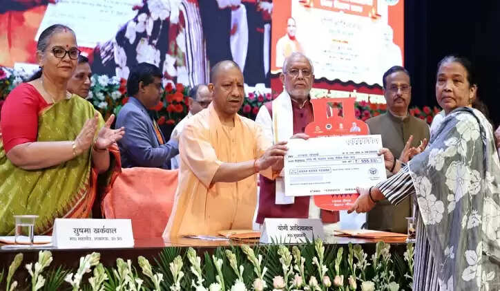 योगी आदित्यनाथ ने दीपावली पर 1,500 करोड़ की गैस सब्सिडी का वितरण किया