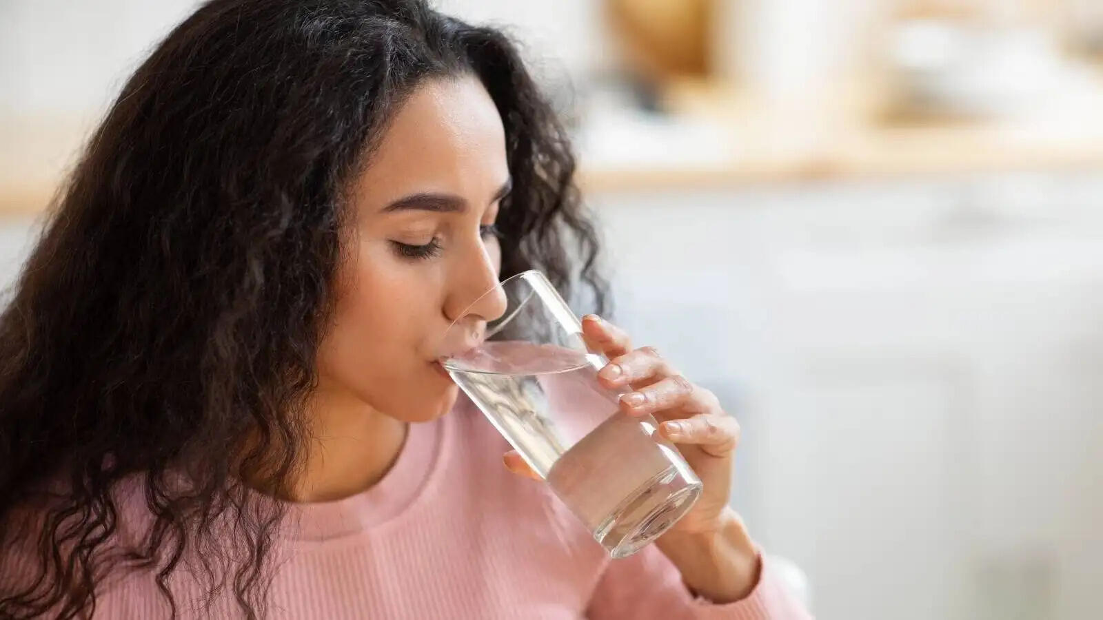 सुबह पानी पीने के अद्भुत लाभ: स्वास्थ्य के लिए जरूरी