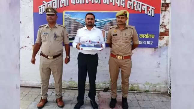 लखनऊ में फर्जी IAS अधिकारी गिरफ्तार, लग्जरी गाड़ियों के साथ मिलीं कई दस्तावेज़