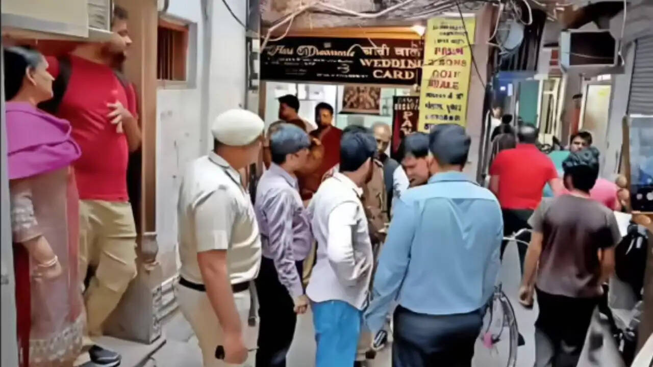 चांदनी चौक में दिनदहाड़े लूट: गोल्ड फर्म पर हमला, तीन बदमाश फरार