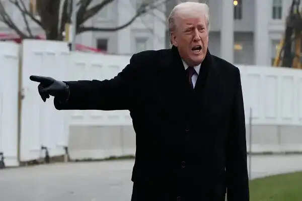 ट्रंप ने सुप्रीम कोर्ट के फैसले पर जताई निराशा, कहा अरबों डॉलर लौट सकते हैं