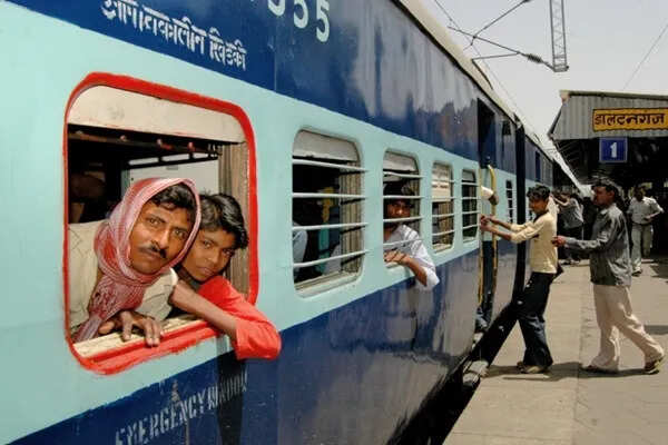 रेलवे ने टिकट दरों में वृद्धि की, यात्रियों पर पड़ेगा असर
