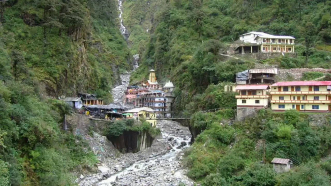 उत्तरकाशी में प्राकृतिक आपदा: धराली गांव में आई बाढ़ ने मचाई तबाही