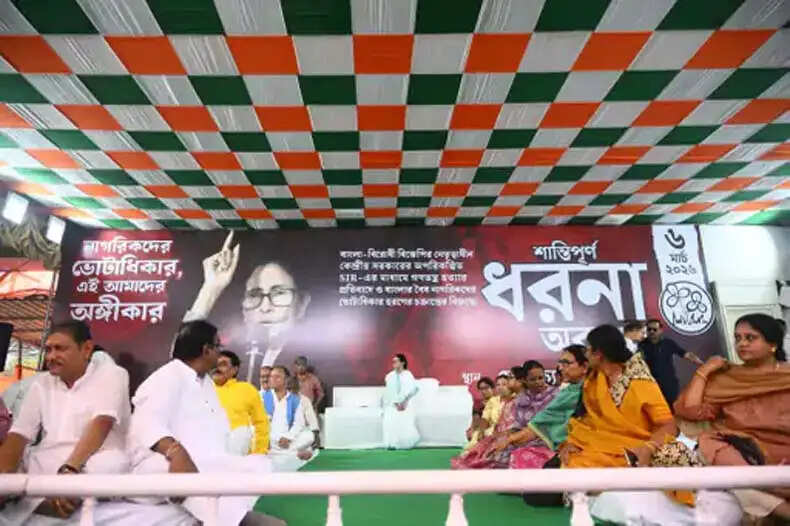 ममता बनर्जी का धरना: वोटर सूची में नाम हटाने का विरोध