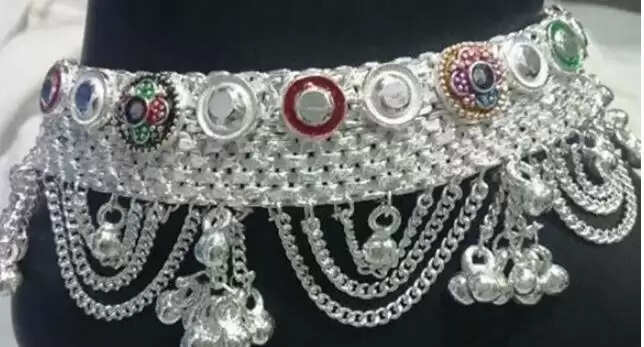 सोने और चांदी के भाव में गिरावट, जानें आज के नए रेट