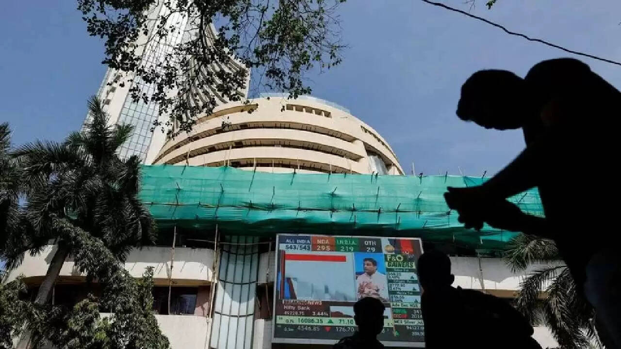 भारतीय शेयर बाजार में भारी गिरावट, ट्रंप के फैसले का असर
