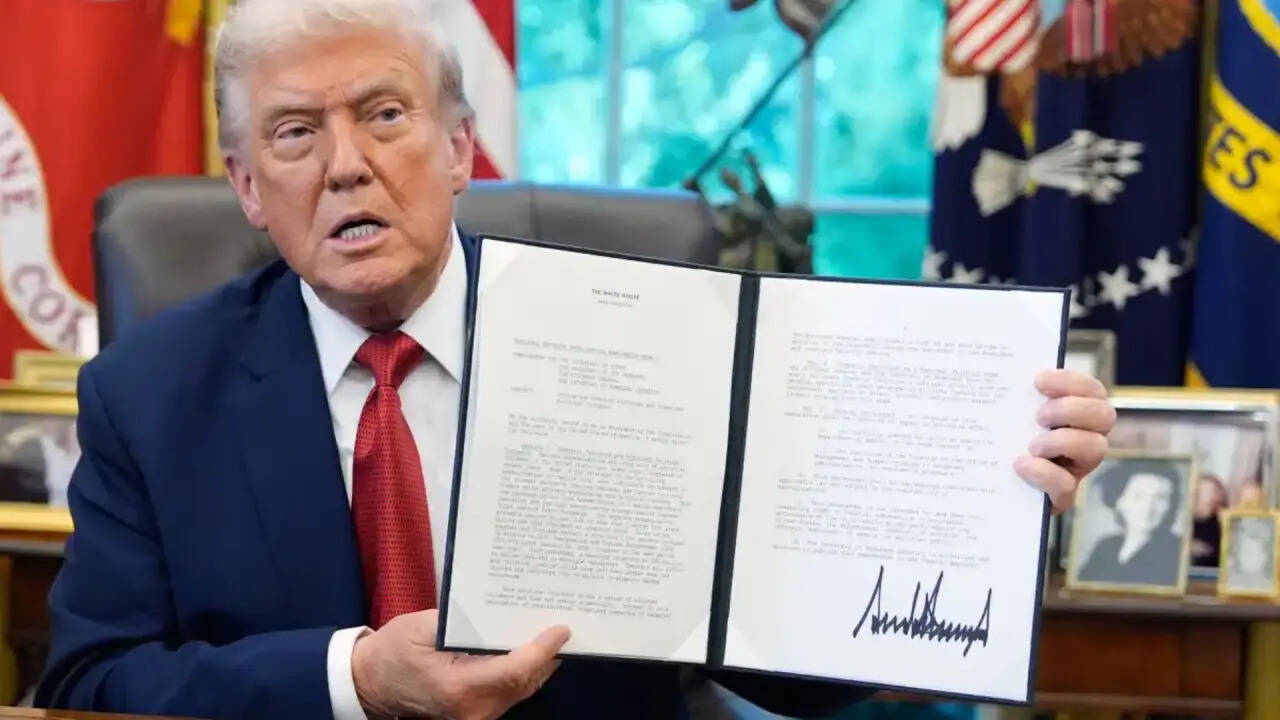 Donald Trump का नया व्यापार आदेश: विदेशी दवाओं पर 100% टैरिफ का खतरा