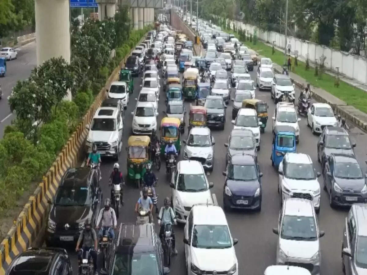 उत्तर प्रदेश में पुराने वाहनों पर प्रतिबंध: नोएडा और गाजियाबाद में नई नीति लागू