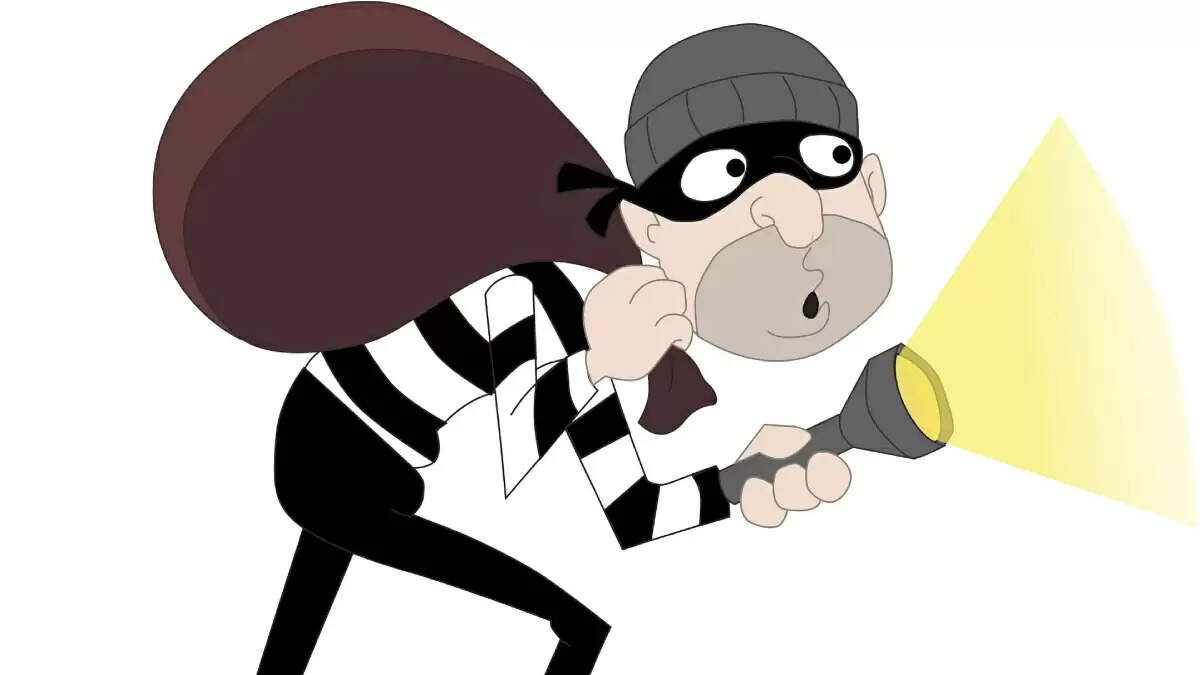 नोएडा में इंजीनियर के घर चोरी, परिवार दुबई में छुट्टियां मना रहा