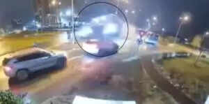 रोमानिया में मर्सिडीज कार का अनियंत्रित उड़ान, दो गाड़ियों के ऊपर से गुजरी