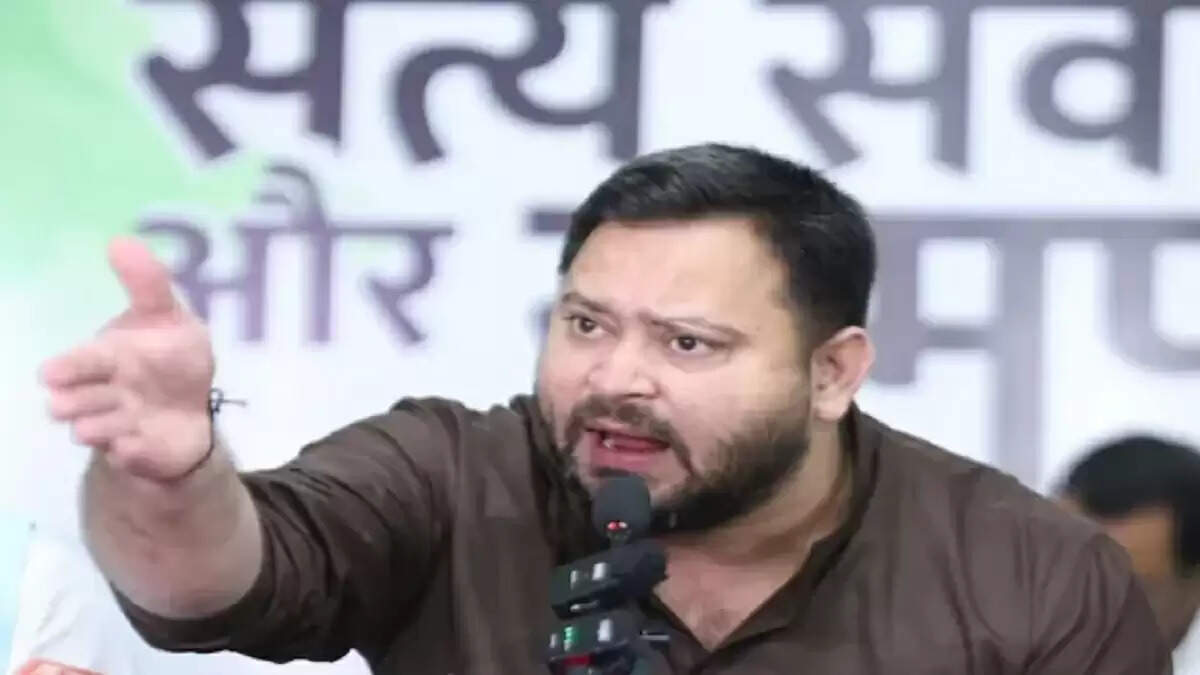 चुनाव आयोग ने तेजस्वी यादव को फिर से जारी किया नोटिस, वोटर कार्ड पर उठे सवाल