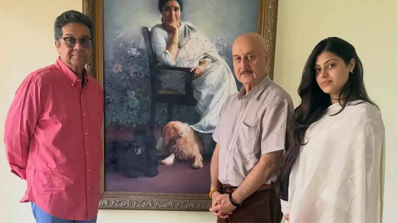 अनुपम खेर ने आशा भोसले को श्रद्धांजलि अर्पित की