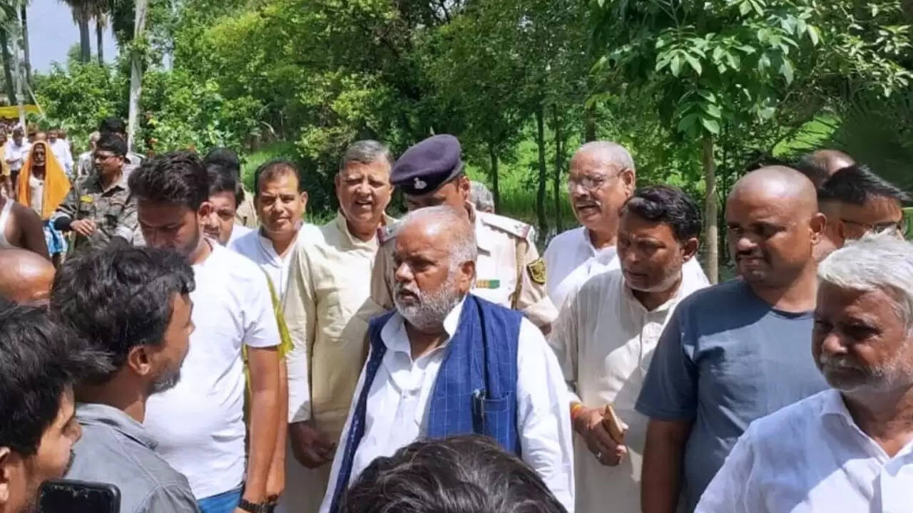 बिहार के नालंदा में मंत्री और विधायक पर ग्रामीणों का हमला, जान बचाने के लिए भागे