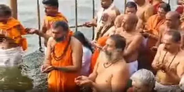 केरल कुंभ शुरू : तिरुनावया में नीला नदी तट पर दिखा आध्यात्मिक ऊर्जा और धार्मिक उल्लास का संगम