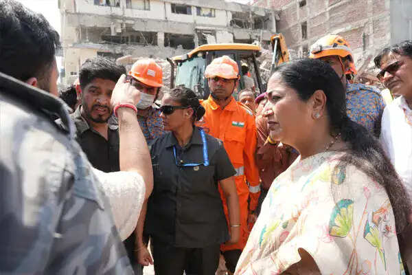 दिल्ली में भवन गिरने की घटना: मुख्यमंत्री रेखा गुप्ता ने दी सहायता का आश्वासन