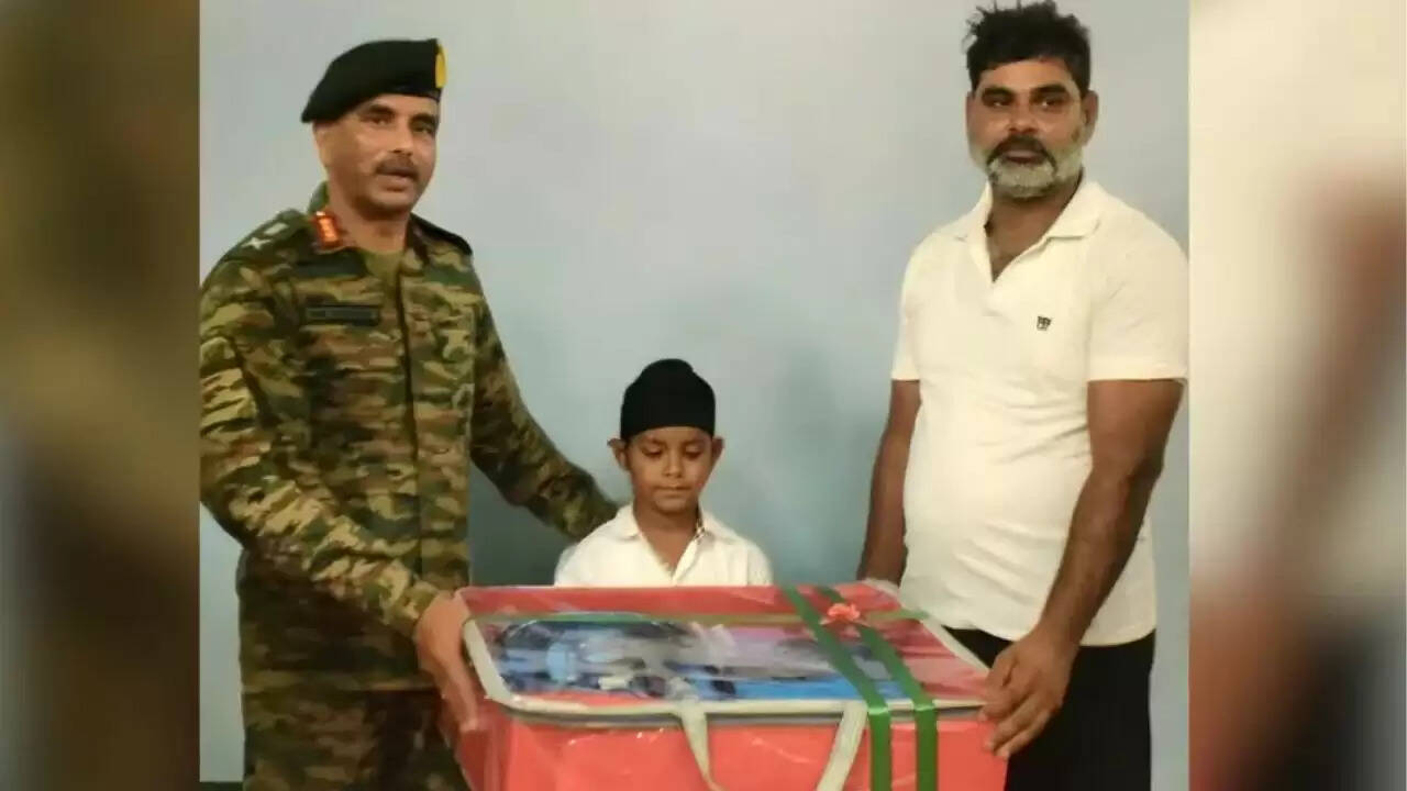 भारतीय सेना ने 10 वर्षीय श्वान सिंह की शिक्षा का खर्च उठाने का किया वादा