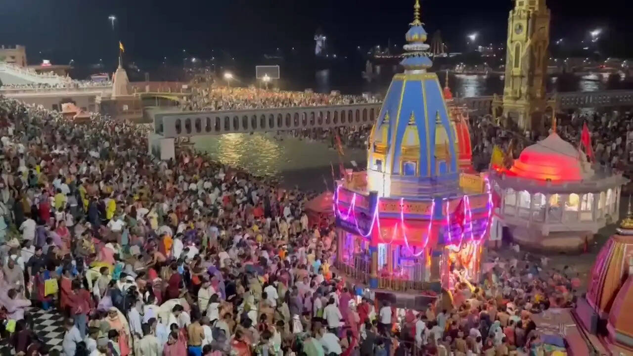 हरिद्वार में सोमवती अमावस्या पर श्रद्धालुओं की भारी भीड़