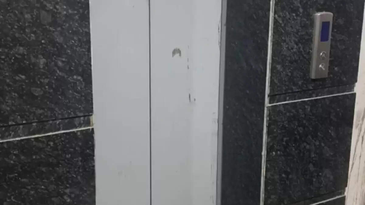 ग्रेटर नोएडा में लिफ्ट गिरने से बाल-बाल बचे निवासी, प्रबंधन पर नाराजगी