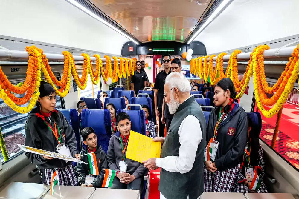 प्रधानमंत्री मोदी ने वाराणसी में वंदे भारत ट्रेनों को दिखाई हरी झंडी