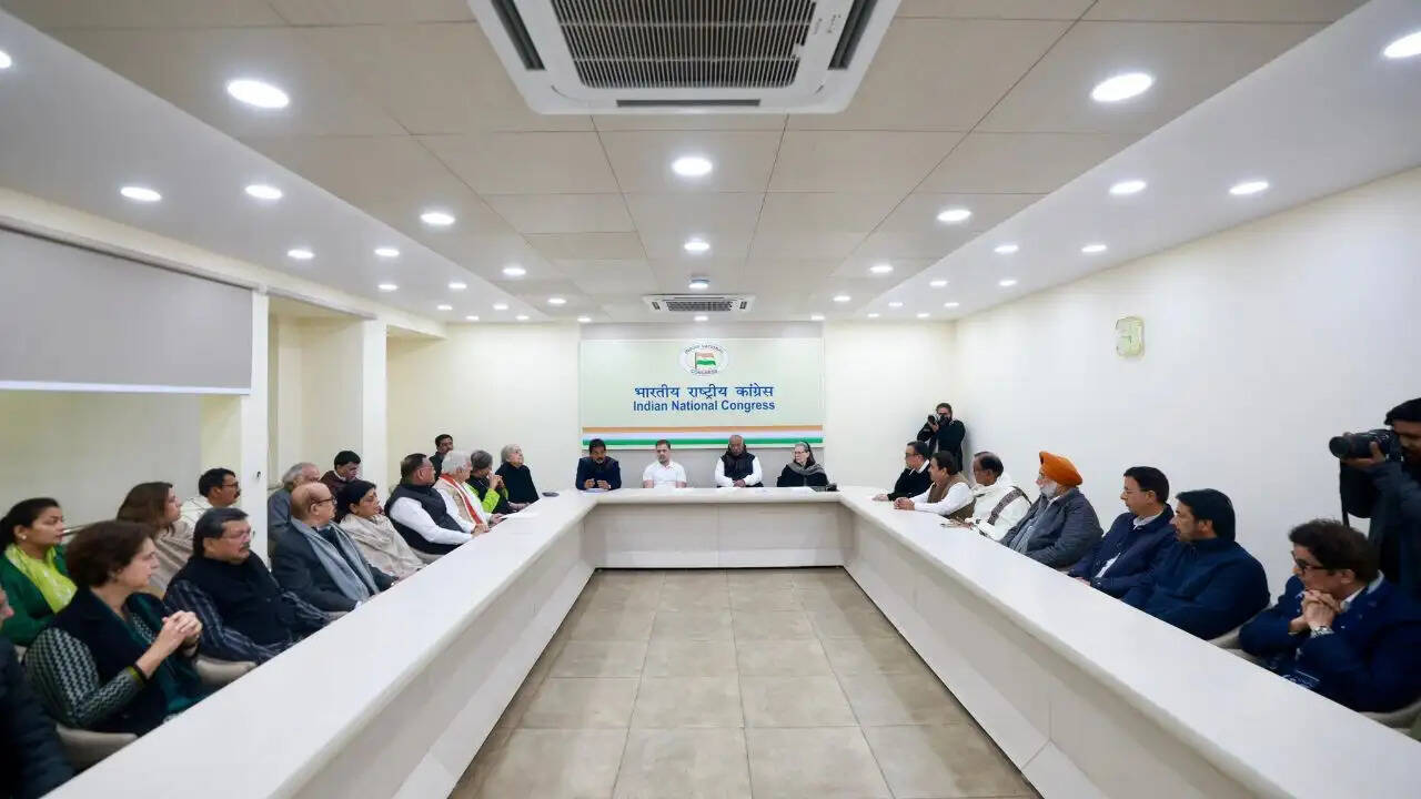 केरल में कांग्रेस की नई सरकार: मुख्यमंत्री के नाम पर सस्पेंस बरकरार