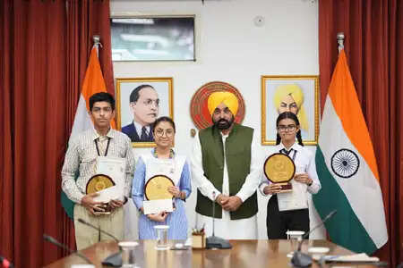 पंजाब में शिक्षा क्रांति का असर: सीएम मान ने टॉपर्स को किया सम्मानित