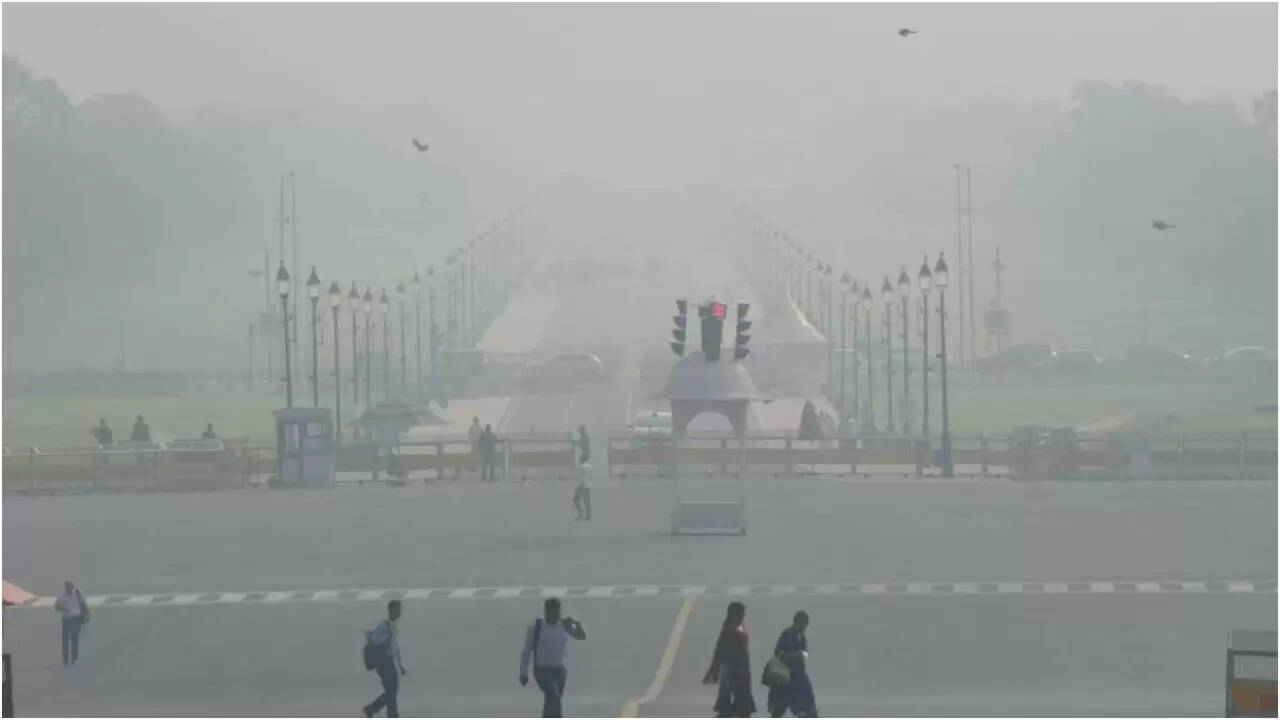 दिल्ली में प्रदूषण का स्तर बढ़ा, AQI 450 के पार