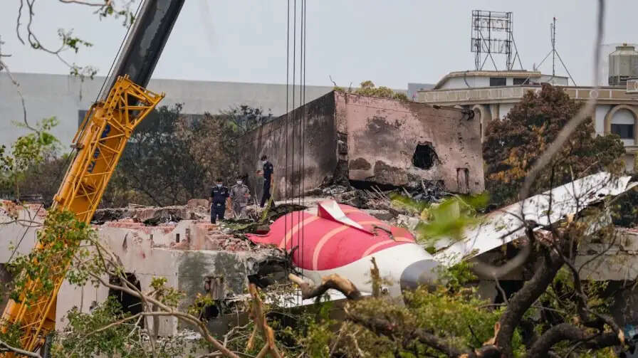 एयर इंडिया फ्लाइट AI-171 हादसे की पहली बरसी पर श्रद्धांजलि और जांच की प्रगति