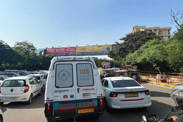 जयपुर में बेकाबू डंपर से हुआ भीषण हादसा, 3 की मौत और कई घायल