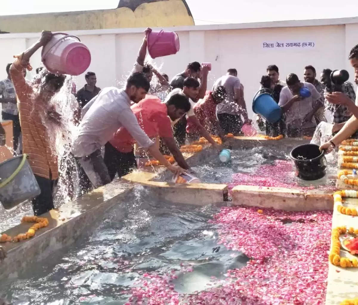 (संशोधित) छत्तीसगढ़ की सेंट्रल जेल में कैदियों ने पवित्र संगम जल से किया अमृत स्नान  