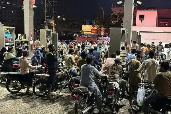 पाकिस्तान में पेट्रोल की कीमतों में भारी कटौती, सरकार ने दी राहत