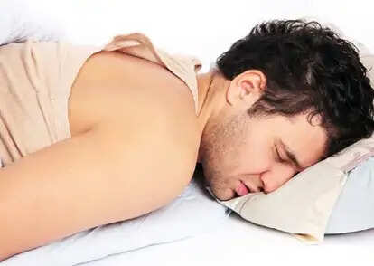 पेट के बल सोने के नुकसान: जानें क्यों यह आदत हानिकारक हो सकती है