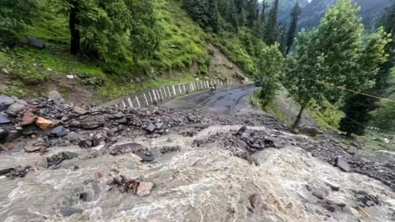 हिमाचल प्रदेश में रोहतांग दर्रे पर कार दुर्घटना में चार की मौत