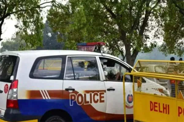 दिल्ली में पुलिस और गैंगस्टर के बीच मुठभेड़, दो अपराधी गिरफ्तार