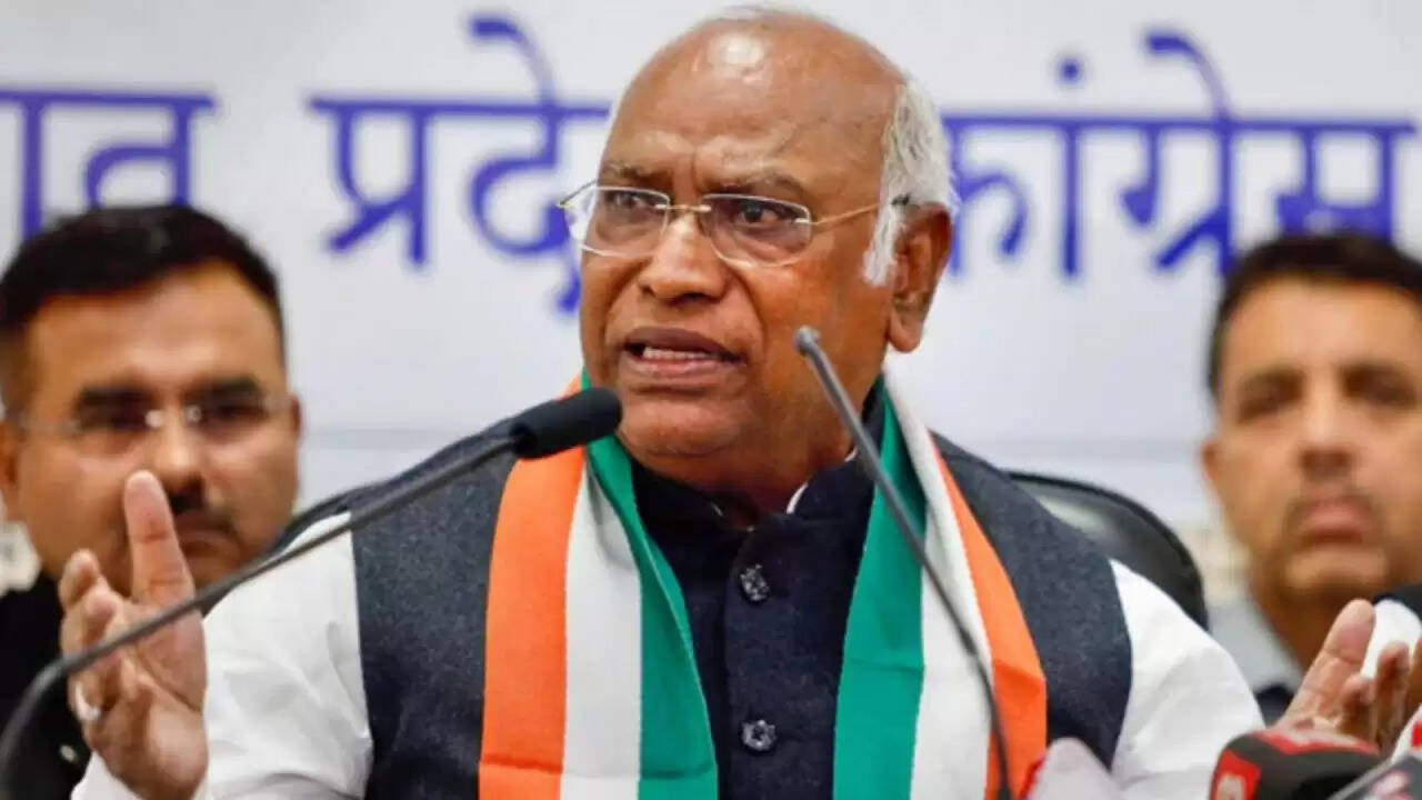 क्या उपराष्ट्रपति धनखड़ के इस्तीफे के पीछे है कोई गहरा राज? कांग्रेस अध्यक्ष ने उठाए सवाल