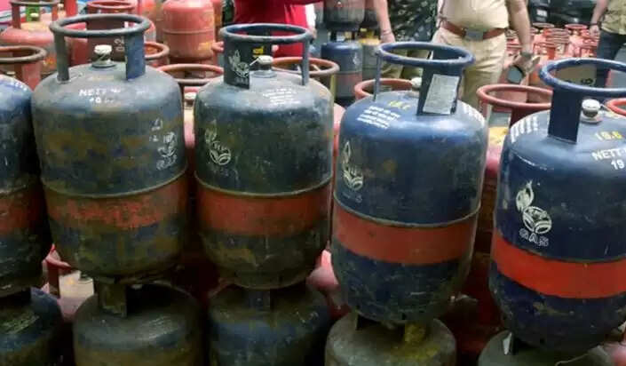 एलपीजी गैस सिलेंडर की कीमतों में कमी, कमर्शियल सिलेंडर पर राहत