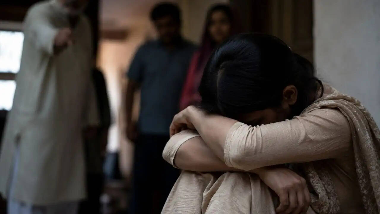 उत्तर प्रदेश में महिला ने ससुर पर लगाया गंभीर दुष्कर्म का आरोप, पति ने किया खंडन