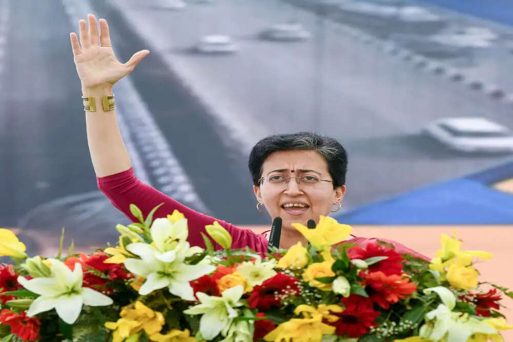 दिल्ली सरकार में मंत्री प्रवेश वर्मा का केजरीवाल के नए बंगले पर विवाद