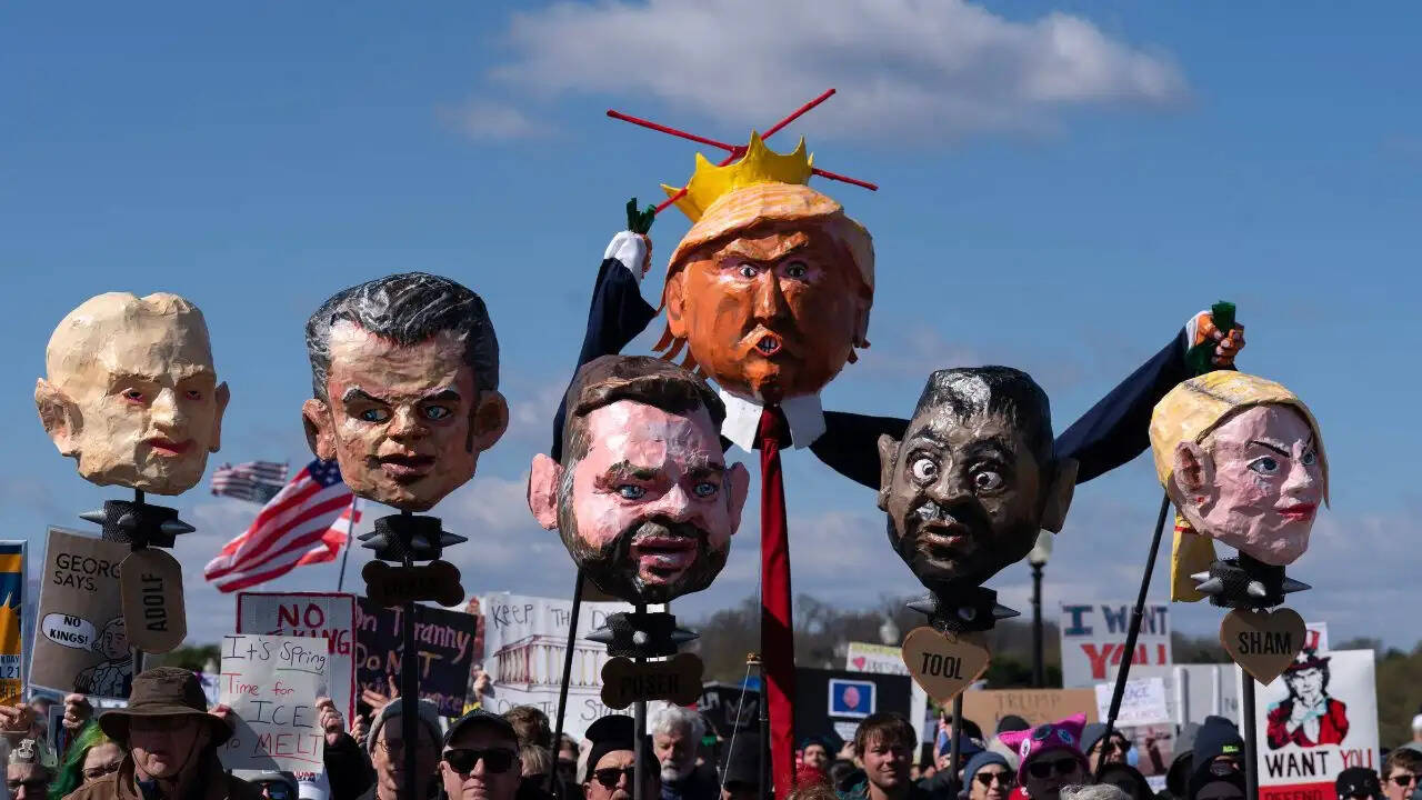 डोनाल्ड ट्रंप की नीतियों से बढ़ती नाराजगी: सर्वे में खुलासा