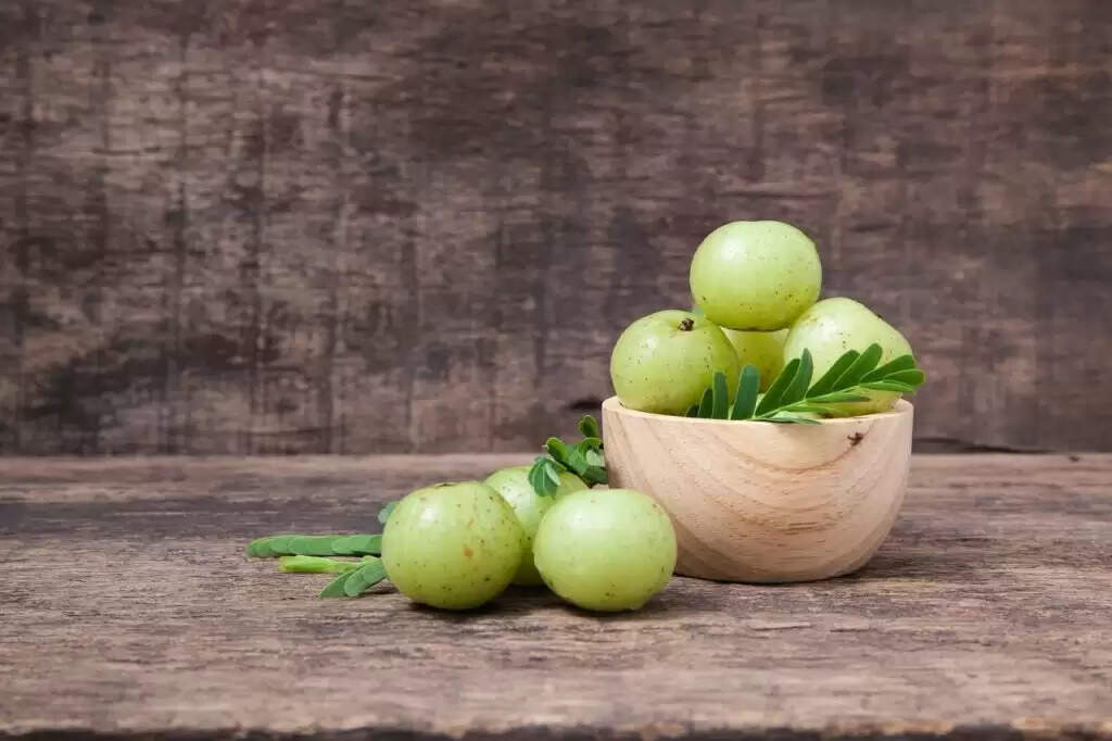 आंवले के सेवन के फायदे और नुकसान: जानें सावधानियां