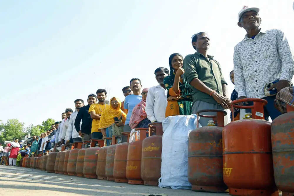 भारत में रसोई गैस सिलेंडर की कमी: सरकार की अनदेखी और वास्तविकता