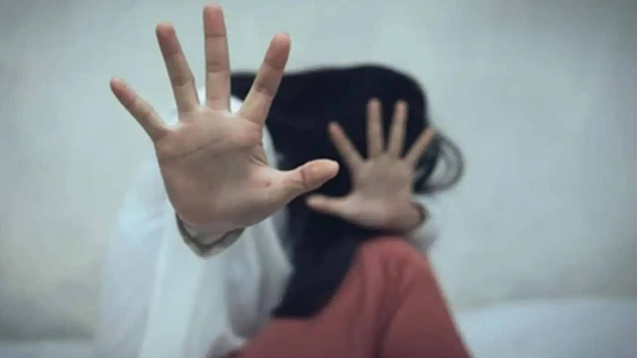 गुजरात में एक पिता ने आर्थिक तंगी के चलते पत्नी और बेटी को मकान मालिक के हवाले किया